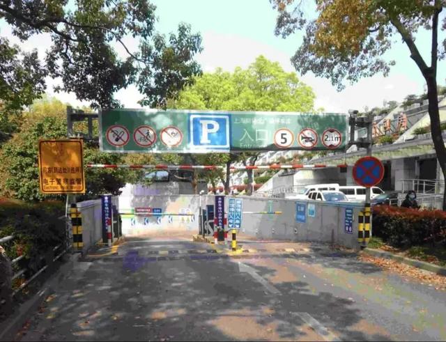 小型车|收藏！上海各大火车站、机场停车库位置、收费标准都在这→
