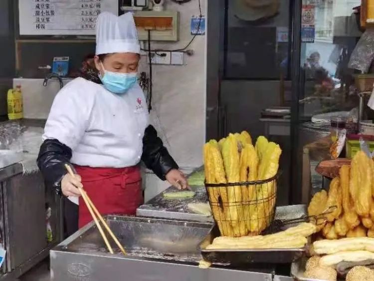 |橙子韭菜牛奶紫薯…上海退休老人炸的油条上热搜