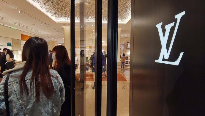 第一时间|涨涨涨!一个包涨价过万!奢侈品涨价潮来了!背五年,倒手一卖能赚1万?