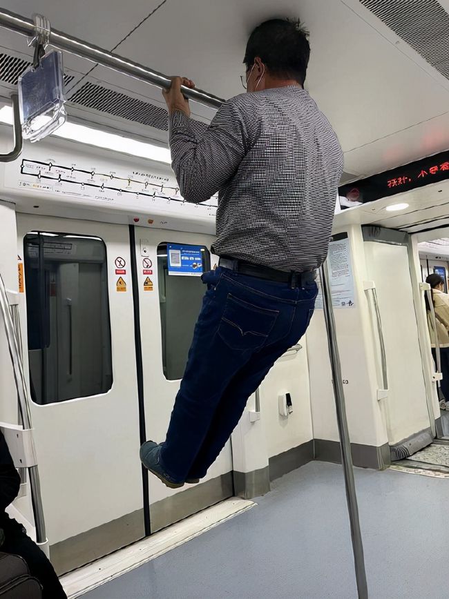 奇葩|上海地铁上碰到个奇葩 衣服一丢开始健身 估计嫌健身房价格太贵