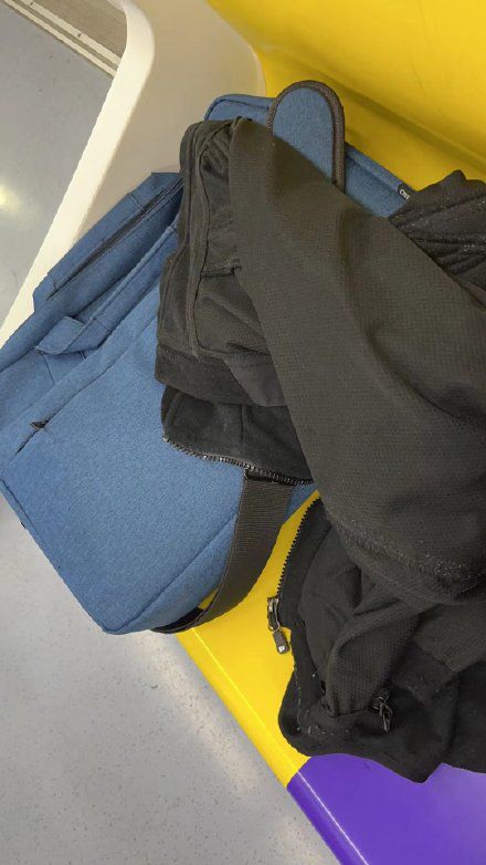 奇葩|上海地铁上碰到个奇葩 衣服一丢开始健身 估计嫌健身房价格太贵