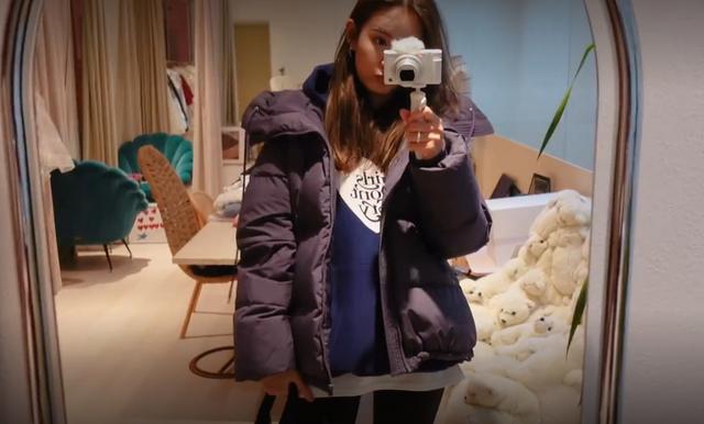 抢镜|陈赫陪女儿玩耍揪姐姐马尾搞怪 沪豪宅花园抢镜