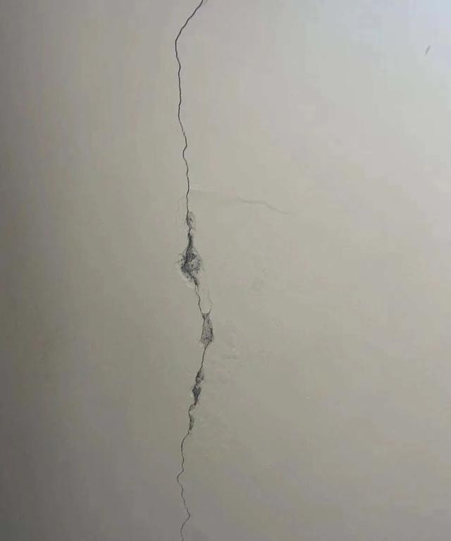 水帘洞|房漏漏!墙裂裂!屋霉霉!沪上110户居民,5年熬到崩溃!竟要举家“逃难”