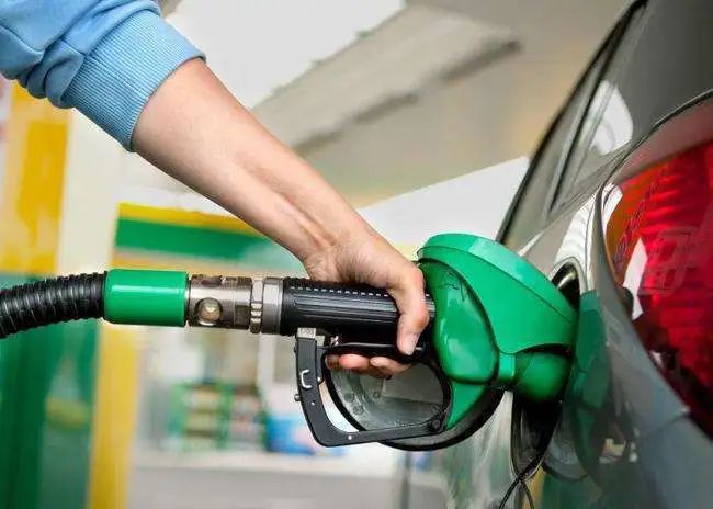 汽油|95汽油跑步进入9元时代!网友:现在换新能源来得及吗?