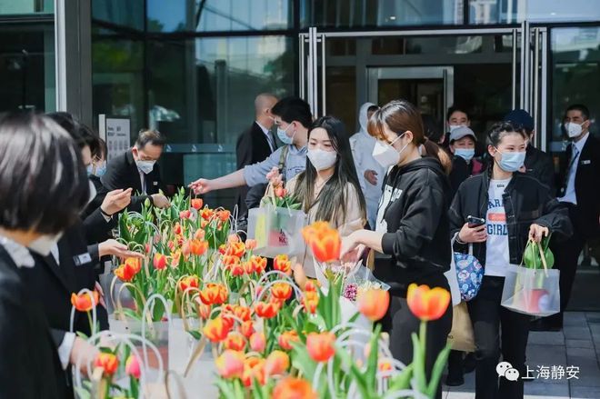 学校|上海一商场封楼2天,700多人怎么办?五星级酒店送早餐,美发店免费洗剪染,商铺共享物资