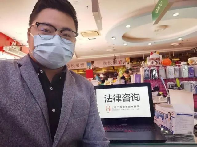 菜场|27岁律政小伙被封菜场48小时,摆摊“法律咨询”却成相亲角?