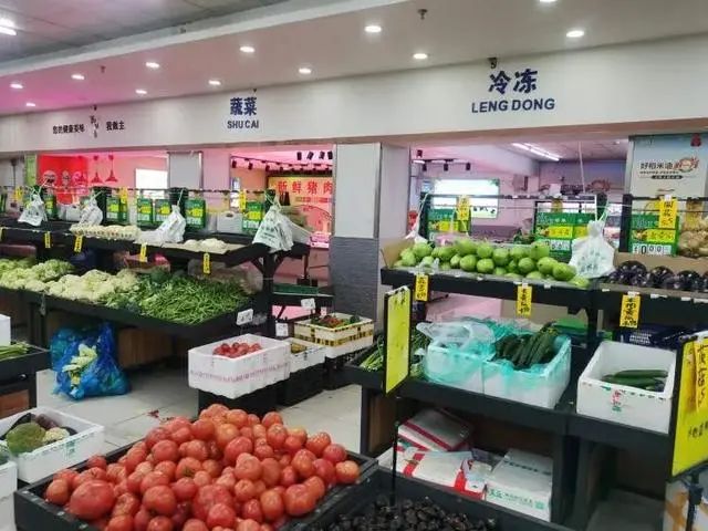 菜场|27岁律政小伙被封菜场48小时,摆摊“法律咨询”却成相亲角?