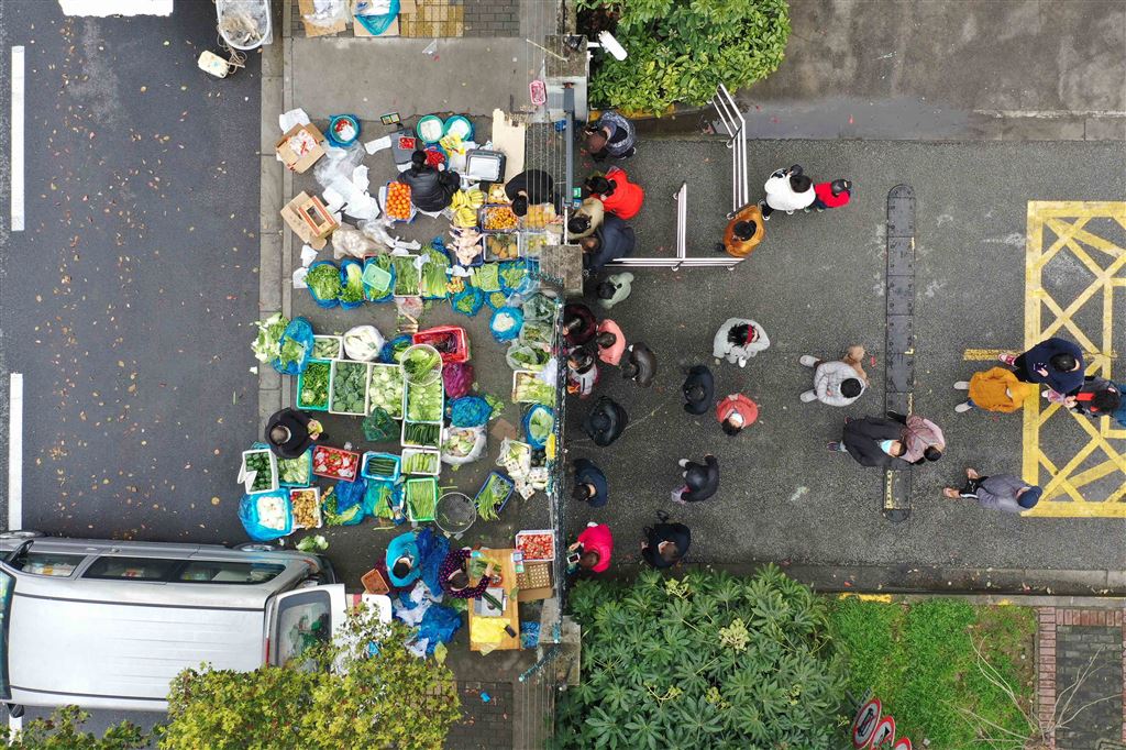买菜|隔离在家上海人买菜难?这个小区开了"马路菜场"