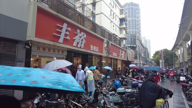 餐饮行业|记者实地探访！餐饮商家暂停堂食，可打包、外卖