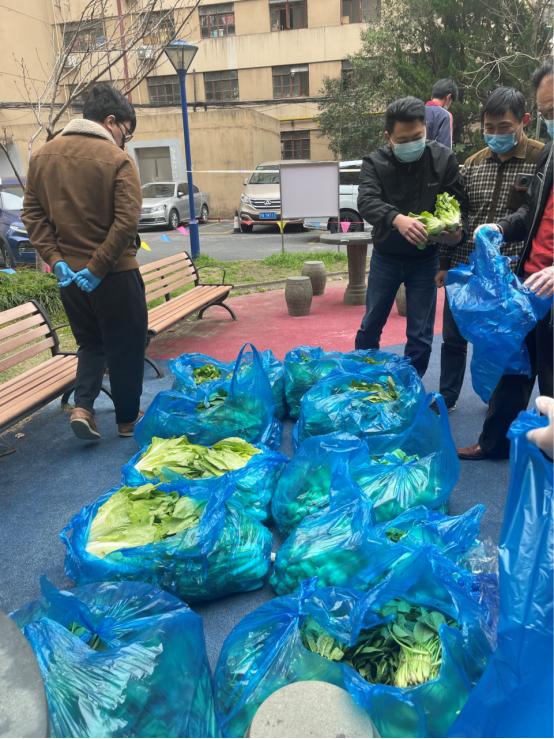 好邻居|封控小区居民自购150斤蔬菜赠送老人后,发生了什么?