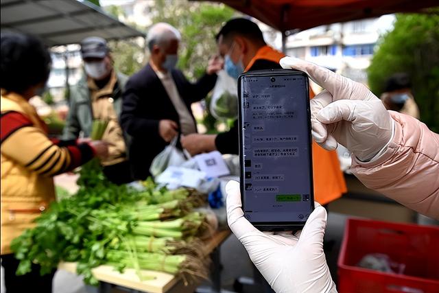 居民|平价菜摊摆进小区 方便居民买菜