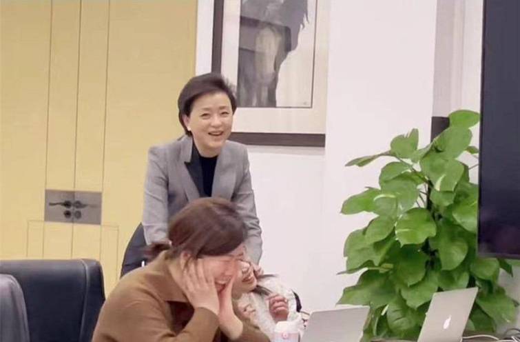 地气|杨澜身材纤细皮肤白皙 给员工捏肩按摩接地气