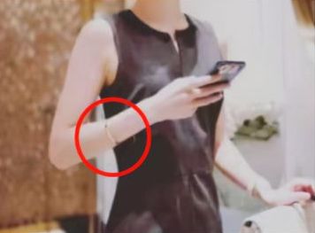 手臂线条|27岁章泽天穿黑裙秀小蛮腰 双臂戴满奢侈品阔气