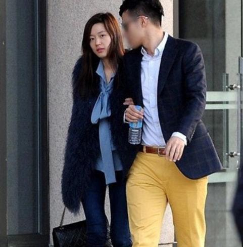 带儿子|40岁全智贤带儿子被偶遇 背5万大包穿一双拖鞋