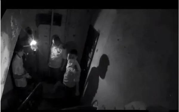 敲门|独居老人“消失”4天,她带人敲门救命!网友:这邻居能处