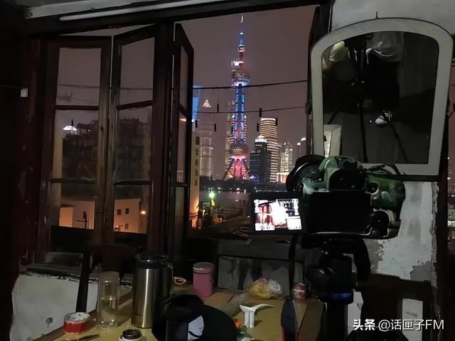 拍客|花五万买巧克力送校友的小姐姐,半个月后仍在被网暴