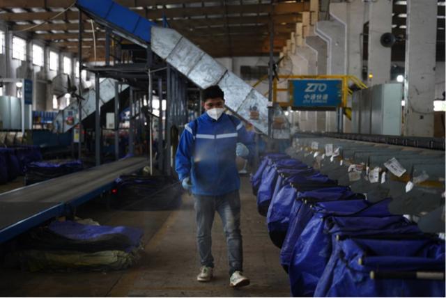 圆通|保供、保通、保畅,上海快递业复工将分三步走!首批包裹已陆续抵沪,收件时做好自身防护