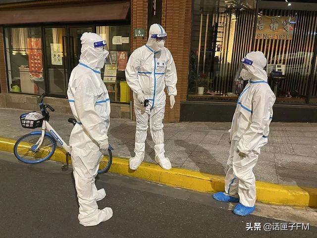 翻墙|男子核酸阳性骑车飞奔;女子多次翻墙外出做“团购”“跑腿”…上海警方通报→