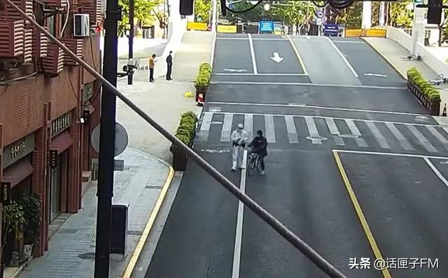 翻墙|男子核酸阳性骑车飞奔;女子多次翻墙外出做“团购”“跑腿”…上海警方通报→