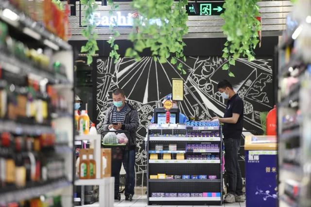 蚝油牛肉|超市便利店开始迎客进门,熟悉的烟火气正重返上海