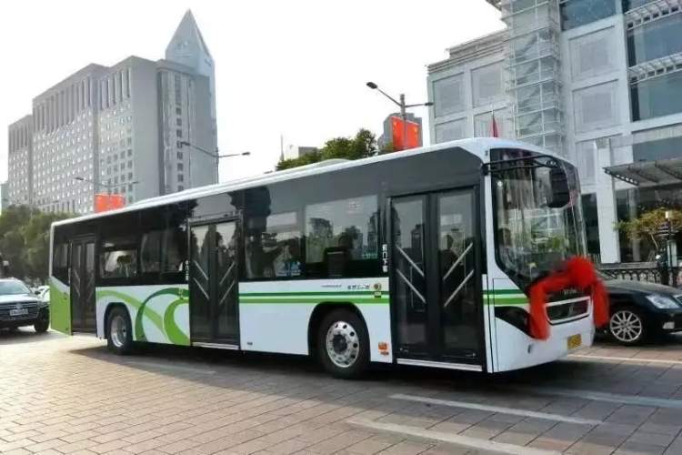 退休|上海这批“三门式”公交车正在退役，新投入使用车辆全部采用新能源车，推动空气质量持续改善