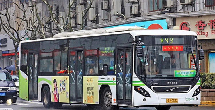 退休|上海这批“三门式”公交车正在退役，新投入使用车辆全部采用新能源车，推动空气质量持续改善