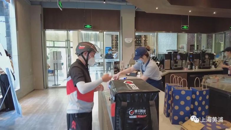 美味|实拍!堂食尚未恢复!小哥助力“美味到家”!