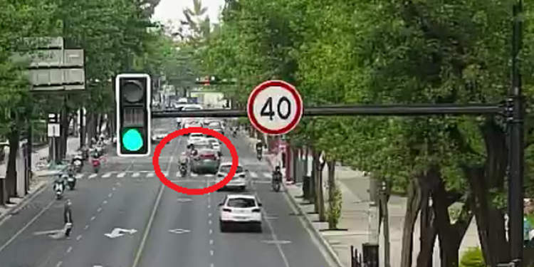 男子|又见路怒症!发生口角后男子驾车多次逼停摩托致对方受伤