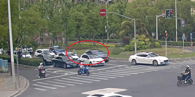 男子|又见路怒症!发生口角后男子驾车多次逼停摩托致对方受伤