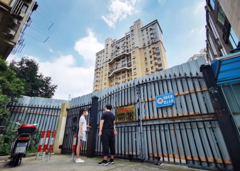 小区物业|上班绕路、买菜绕路,消防通道封至今!这扇小区北门为啥不肯开?
