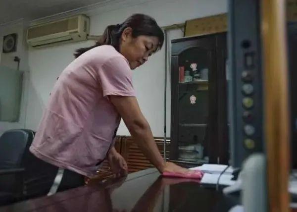 高温费|上海保姆圈沸了!老年雇主坚决不肯开空调怎么办?