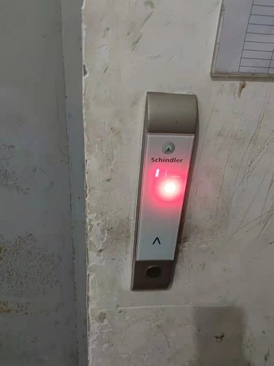 大修|困人卡人!轿厢急坠!36部电梯,1月故障39起!800多户居民,心惊肉跳!