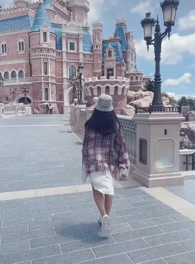 李湘|王诗龄2个月瘦20斤火上热搜 现身迪士尼又瘦又高