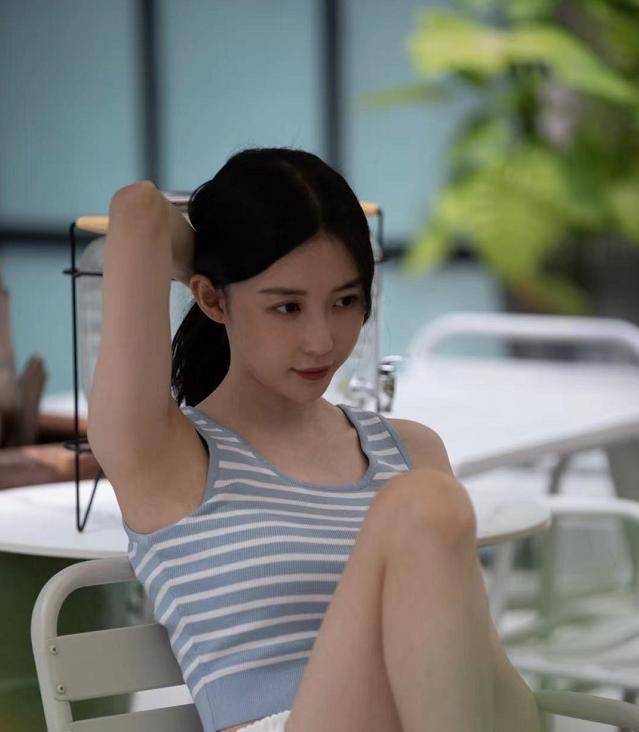 穿吊带|潘玮柏娇妻晒穿搭美照 穿吊带精致锁骨养眼十足