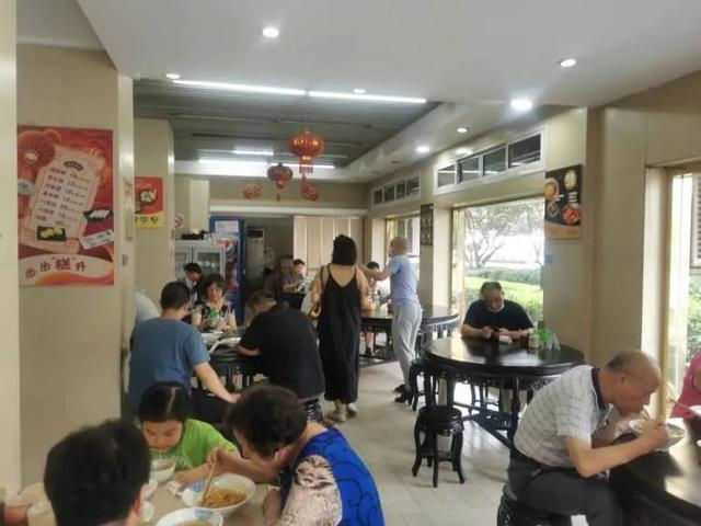 返回首页|最近,上海阿姨爷叔纷纷赶去这家老字号留念,有人一口气订了80只鲜肉月饼