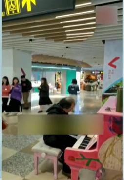 练琴|上海爷叔结棍！69岁开始在地铁口练钢琴，73岁登台表演