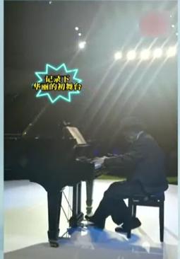 练琴|上海爷叔结棍！69岁开始在地铁口练钢琴，73岁登台表演