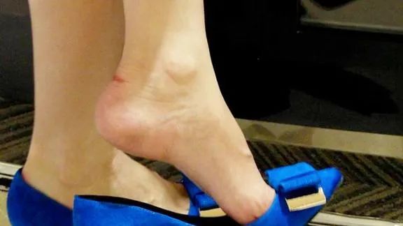 邻苯二甲酸酯|上海消保委测试40双高跟凉鞋:4620元阿玛尼不符合标准