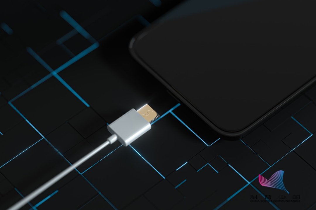 usb数据线|时常有朋友反映，自己的手机总是陷入“高温”状态。“像拿着一块烧着的炭一样，我都担心自己被灼伤”。