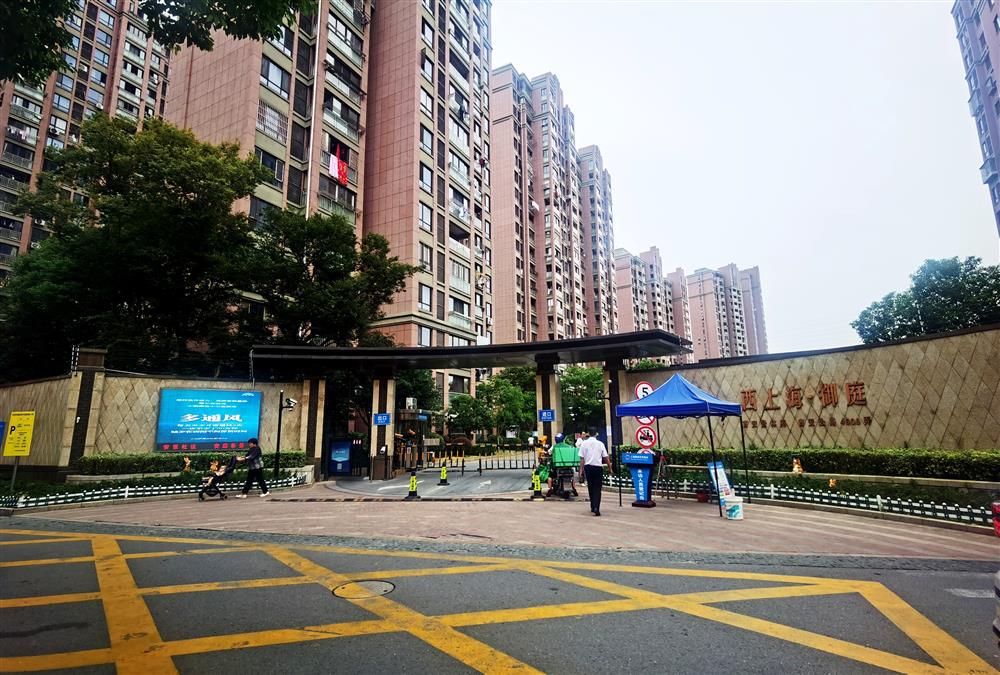 专有部分|同一个小区，却被一扇铁门隔成“别墅区”和“高层区”？居民质疑这违规了