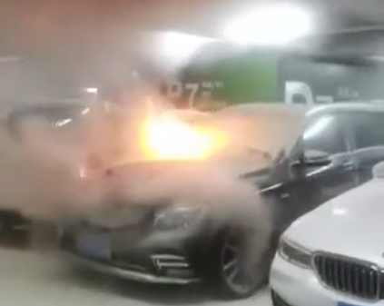 排气歧管|62万买的进口奔驰在停车场起火 奔驰:不承担任何责任