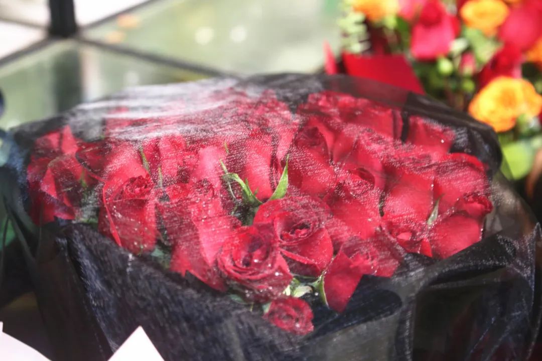 双节|批发商:卖花近20年,今年玫瑰最贵!你还送得起吗?