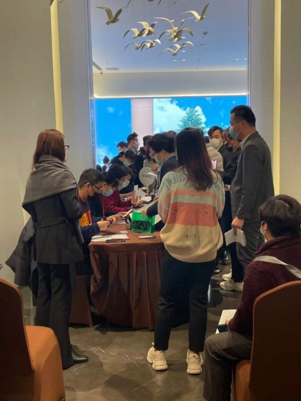 购房者|直击上海今年首个内环大盘认购 一大早排长队