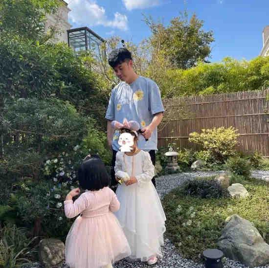 抢镜|陈赫陪女儿玩耍揪姐姐马尾搞怪 沪豪宅花园抢镜