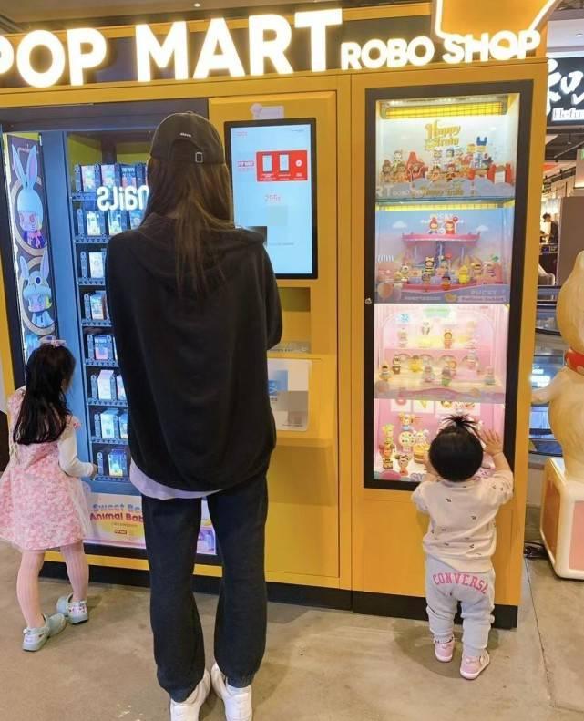 抢镜|陈赫陪女儿玩耍揪姐姐马尾搞怪 沪豪宅花园抢镜