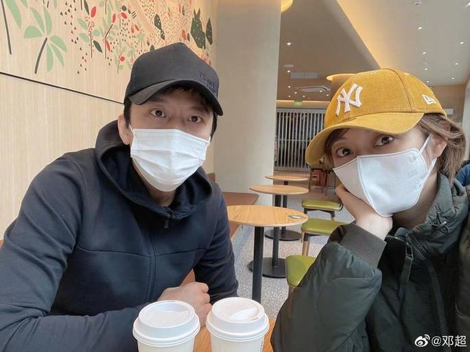 邓超|邓超一家挖红薯 孙俪动作熟练穿百元上衣接地气