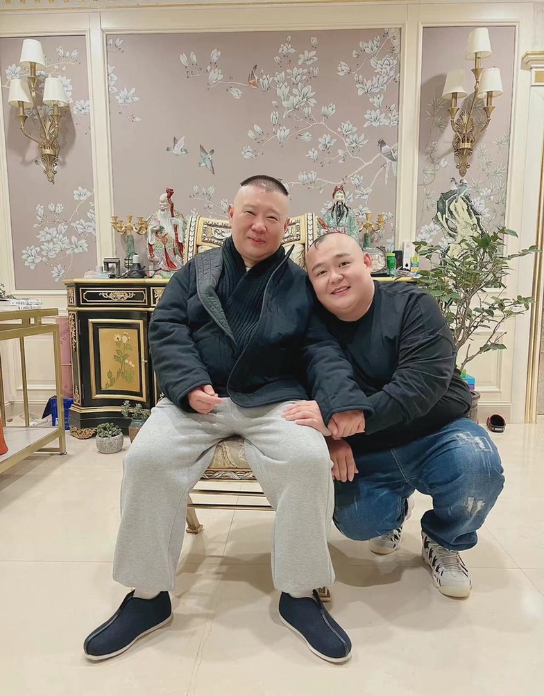 豪宅|郭德纲豪宅内庆49岁生日 一脸笑容奢华背景抢眼