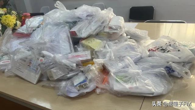 医保卡|封控区配药难怎么破？浦东一位居民区书记有256张医保卡！为人子女都请先给父母打通电话