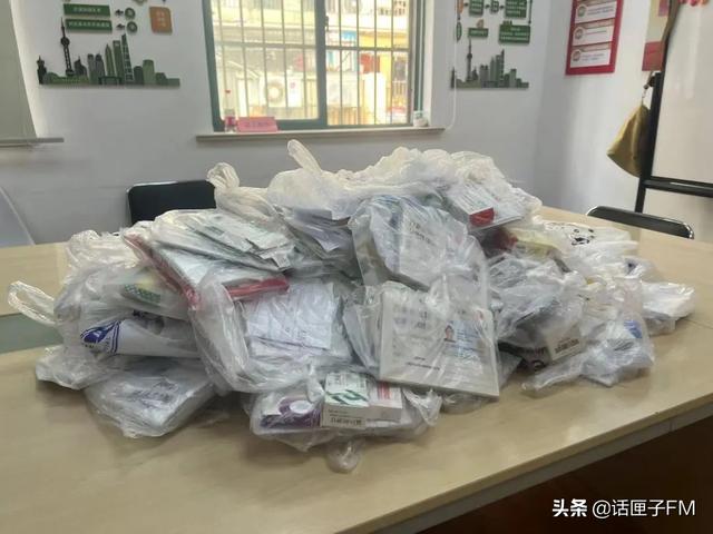 医保卡|封控区配药难怎么破？浦东一位居民区书记有256张医保卡！为人子女都请先给父母打通电话