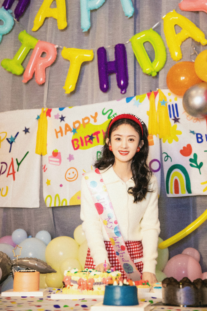 糖葫芦|赵丽颖晒原相机视角自拍照 手拿糖葫芦心情好